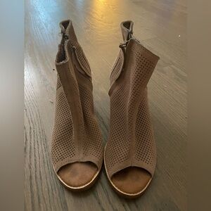 Toms brown suede open toe booties!